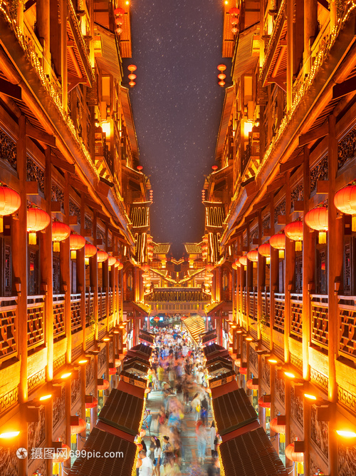 網(wǎng)紅城市重慶洪崖洞游客夜景